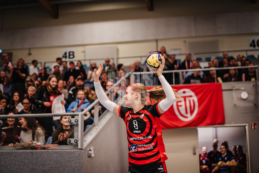 Volleyball | Frauen | Saison 2025/2026 | Volleyball Bundesliga | ETV Hamburger Volksbank Volleys vs. VC Wiesbaden | 14.03.2026 | Zoe Konjer (#8, ETV Hamburger Volksbank Volleys) beim Einlauf in die Arena