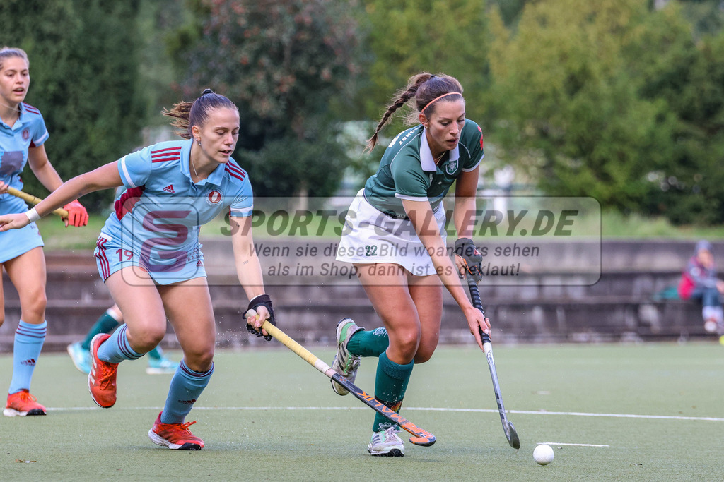 MJ_2022-10-08_Damen_HTCU-UHC-12 | Melanie Terber (Uhlenhorst Mülheim #22) &amp; Michaela Wienert (UHC Hambu16rg #19), Uhlenhorst Mülheim - UHC Hamburg am 8.10.2022 im Waldstadion, Mülheim a. d. Ruhr
