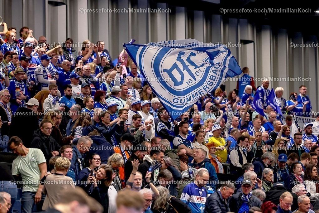 BHC02042601108 | 02.04.2026, Handball, HBL, Bergischer HC - VfL Gummersbach, Mitsubishi Electric HALLE Düsseldorf: Abschlussjubel nach dem Sieg der Gummersbacher im Derby gegen den BHC. Die Zuschauer supporter jubelnd im Gästeblock auf der Tribüne