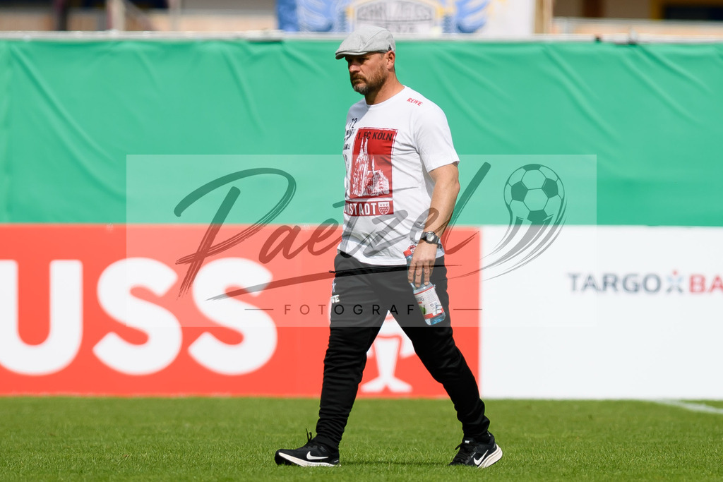 JENKOE20210808_003 | Fussball, Herren: Trainer Steffen Baumgart (1. FC Koeln) schaut beim Spiel der 1. Runde im DFB-Pokal zwischen FC Carl Zeiss Jena und 1. FC Koeln im Ernst-Abbe-Sportfeld am 08.08.2021 in Jena, Deutschland.DFB / DFL REGULATIONS PROHIBIT ANY USE OF PHOTOGRAPHS AS IMAGE SEQUENCES AND/OR QUASI-VIDEO. - Realisiert mit Pictrs.com