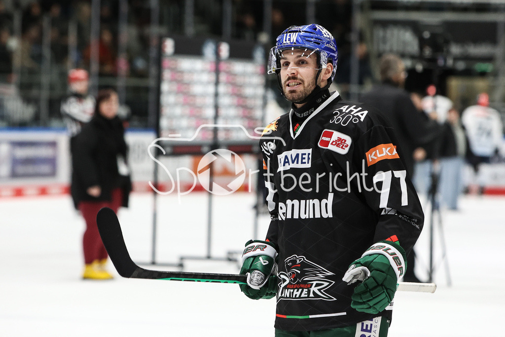 Augsburger Panther - ERC Ingolstadt | Luca TOSTO (AEV #77) freut sich ueber den Sieg gegen Ingolstadt / Freisteller / Einzelfoto