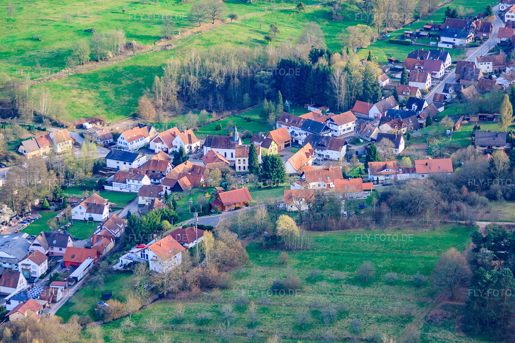 Luftbild: Kapelle Mariä Himmelfahrt in der Dorfmitte in Erlenbach bei Dahn im Bundesland Rheinland-Pfalz in Deutschland. Foto: IMG_56533.jpg vom 17.04.2013 durch Werner Riehm/FLY-FOTO.deAuflösung des Originals: 4752 x 3168 px
