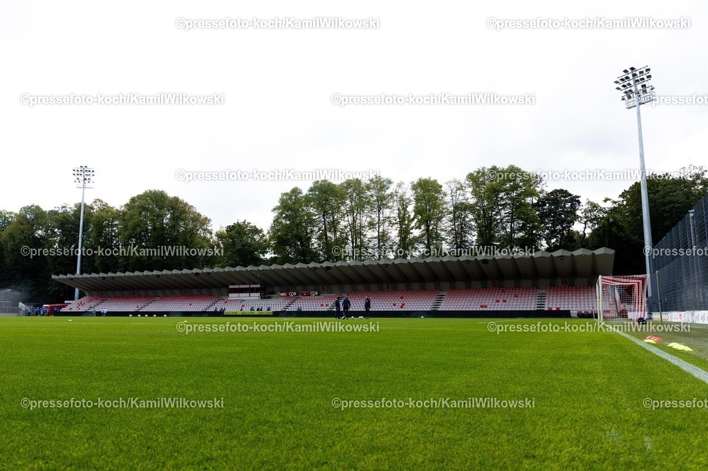 xKWI27092501002 | 27.09.2025, xkwix, Fußball, Regionalliga West, 1. FC Köln U23 - FC Gütersloh, Geißbockheim Franz-Kremer-Stadion: Leere Stadiontribüne