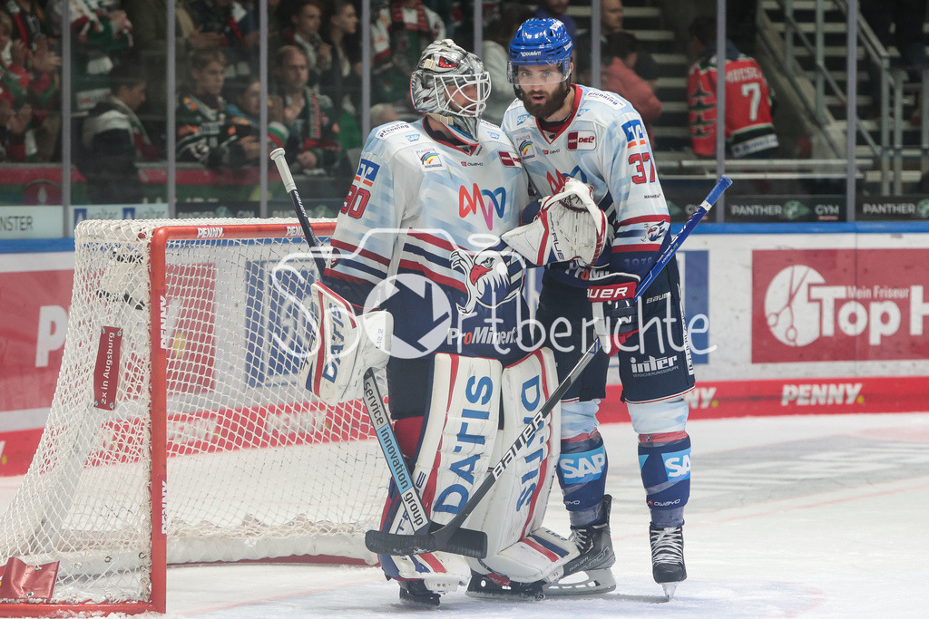 Augsburger Panther - Adler Mannheim | Felix Brueckmann (MAN #90) und Thomas Larkin (MAN #37) freuen sich ueber den Sieg