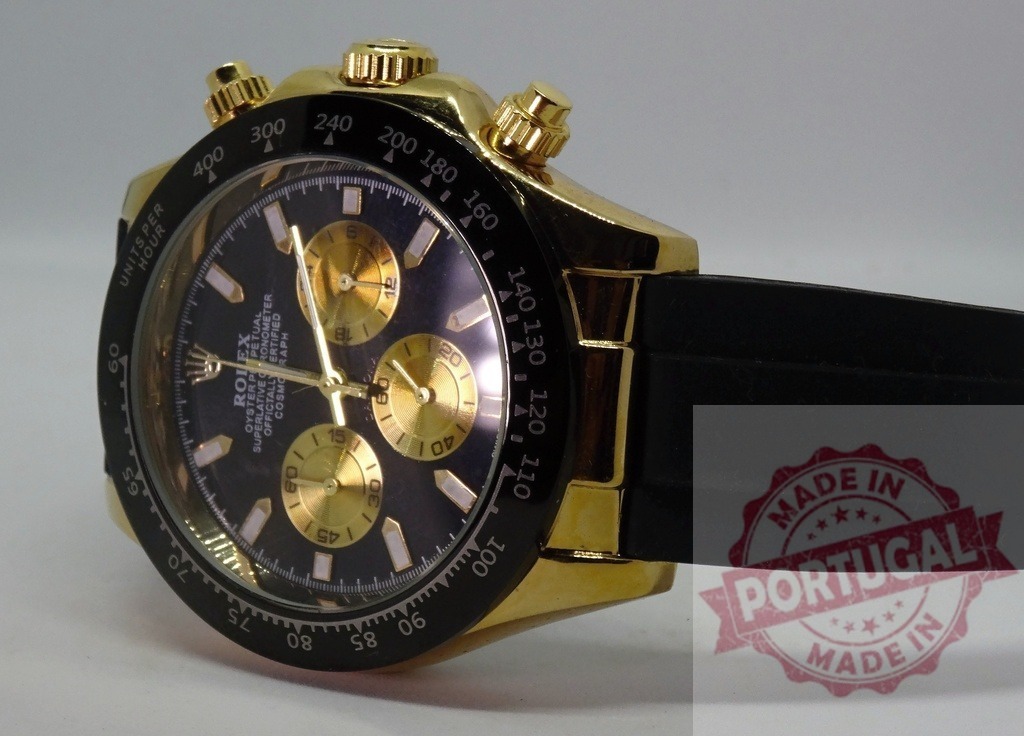 Rolex Daytona gold chronograph watch with black Oysterflex band | Rolex Daytona gold luxury watch displaying time and chronograph functionality - Realisiert mit Pictrs.com