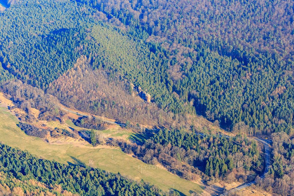 Luftbild: Felsen über dem Wiesengrund am Rumbach in Rumbach im Bundesland Rheinland-Pfalz in Deutschland. Foto: IMG_086730.jpg vom 26.03.2016 durch Werner Riehm/FLY-FOTO.de