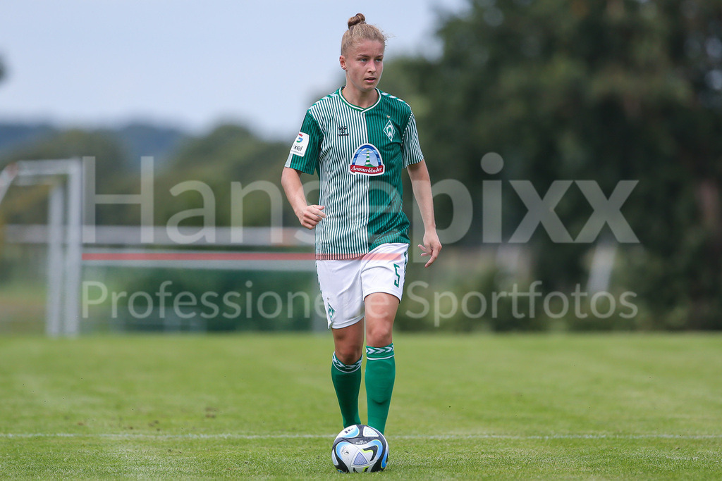 Fussball, Testspiel Frauen, 1. FC Union Berlin - SV Werder Bremen | v.li.: Michelle Ulbrich (SV Werder Bremen, 5) Freisteller, Einzelbild, Ganzkörper, Aktion, Action, Spielszene