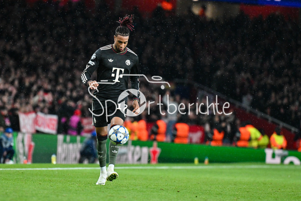 Arsenal FC - FC Bayern München | LONDON, ENGLAND - 26. NOVEMBER: am Ball Michael OLISE (FC Bayern Munich 17) / Einzelfoto / Freisteller beim Ligaspiel zwischen Arsenal London und dem FC Bayern München am 5. Spieltag der UEFA Champions League im Emirates Stadium am 26.11.2025