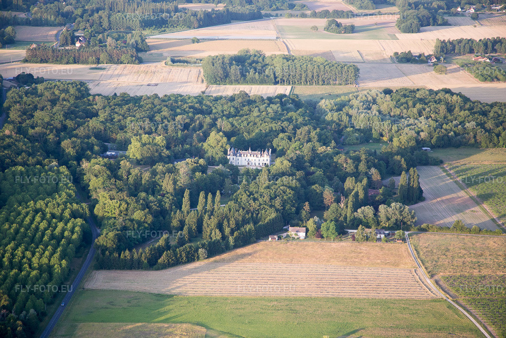 Vue aérienne: Vue de la ville à Cheverny dans le département Loir et Cher, France – .Photo: IMG_081318.jpg prise le 19/06/2015 par Werner Riehm/FLY-FOTO.eu – Résolution de l'original: 5472 x 3648 px