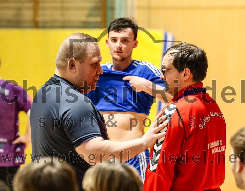 2024-02-24_034_SpVgg_Altenerding_gegen_SSG_Metten | Erding, Deutschland, 24.02.2024:
Handball, Bezirksoberliga Männer 2023 / 2024, 16. Spieltag, SpVgg Altenerding gegen SSG Metten, Endergebnis: 29:24

Trainer Simon Klawe (SpVgg Altenerding)

Foto: Christian Riedel / fotografie-riedel.net