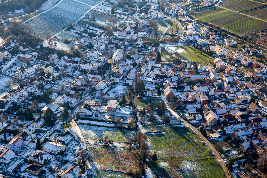 Luftbild: Weinstraße im Winter bei Schnee im Ortsteil Pleisweiler in Pleisweiler-Oberhofen im Bundesland Rheinland-Pfalz in Deutschland. Foto: IMG_139669.jpg vom 16.01.2024 durch Werner Riehm/FLY-FOTO.de