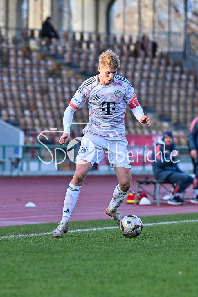 TSV Schwaben Augsburg - FC Bayern Amateure | AUGSBURG, GERMANY - 29. NOVEMBER: am Ball Anton HEINZ (FC Bayern München II 10) / Einzelfoto / Freisteller beim Ligaspiel zwischen dem TSV Schwaben Augsburg und den Amateuren des FC Bayern am 20. Spieltag der Regionalliga Bayern im Rosenaustadion
