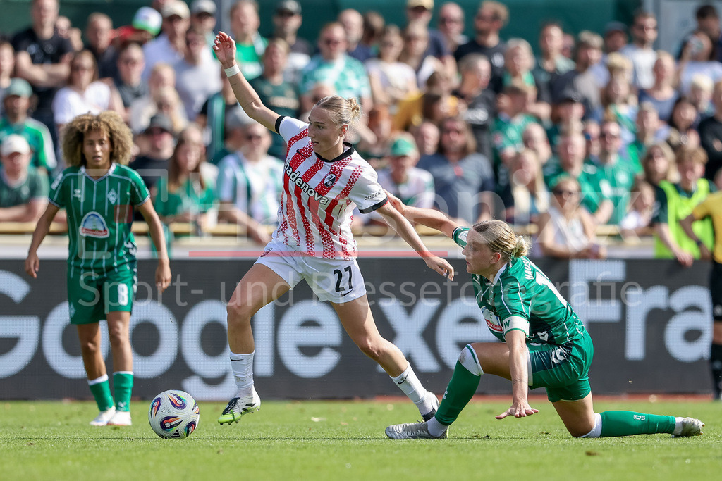Fussball, Google Pixel Frauen-Bundesliga, SV Werder Bremen - SC Freiburg | v.li.: Sophie Nachtigall (SC Freiburg, 27) und Lina Hausicke (SV Werder Bremen, 18) im Zweikampf, Duell, Dynamik, Aktion, Action, Spielszene, DIE DFB-RICHTLINIEN UNTERSAGEN JEGLICHE NUTZUNG VON FOTOS ALS SEQUENZBILDER UND/ODER VIDEOÄHNLICHE FOTOSTRECKEN. DFB REGULATIONS PROHIBIT ANY USE OF PHOTOGRAPHS AS IMAGE SEQUENCES AND/OR QUASI-VIDEO.