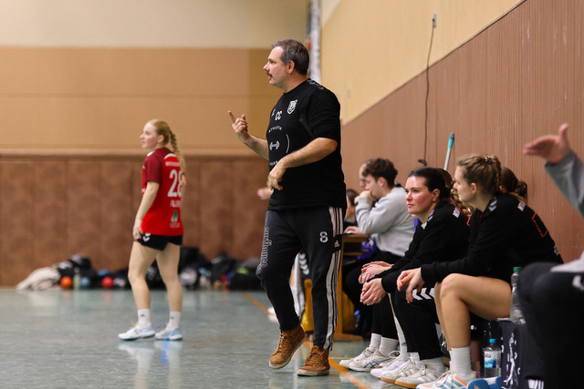 Handball I Damen I Saison 2025-2026 I Verbandsliga Süd I HSG Kalkberg 06 - MTV Dänischenhagen I 14.12.2025.229 | Tim Hoffmann (Trainer, MTV Dänischenhagen) - Realisiert mit Pictrs.com