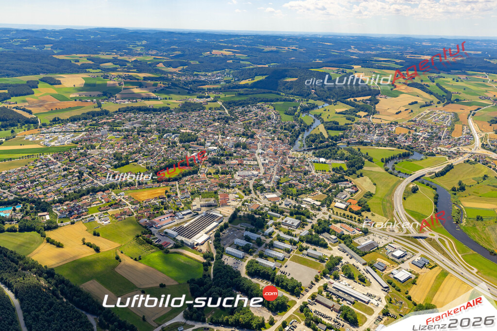 Das Luftbild der Stadt Roding wurde 2022 vom Flugzeug heraus erstellt (keine Drohnen-Aufnahmen) Aufnahmehöhe ca.450 Meter- hohe Bildauflösung und Druck-Qualität. Garantiert!