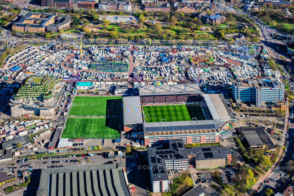 Hamburg_St_Pauli_Dom_Wallanlagen_Millerntor_Stadion_Bunker_Heiligengeistfeld_ELS_4251060425 | HAMBURG 06.04.2025 Sportstätten-Gelände der Arena des Stadion " Millerntor-Stadion " am Harald-Stender-Platz im Ortsteil Sankt Pauli in Hamburg, Deutschland. Weiterführende Informationen bei: Fußball-Club St. Pauli v. 1910 e.V.,  Professor Pfeifer und Partner Ingenieurbüro für Tragwerksplanung GmbH,  SHA Scheffler Helbich Architekten GmbH. // Sports facility grounds of the arena of the stadium "Millerntor- Stadion" in am Heiligengeistfeld in the St. Pauli district in Hamburg, Germany. Further information at: Fussball-Club St. Pauli v. 1910 e.V.,  Professor Pfeifer und Partner Ingenieurbuero fuer Tragwerksplanung GmbH,  SHA Scheffler Helbich Architekten GmbH. Foto: Martin Elsen