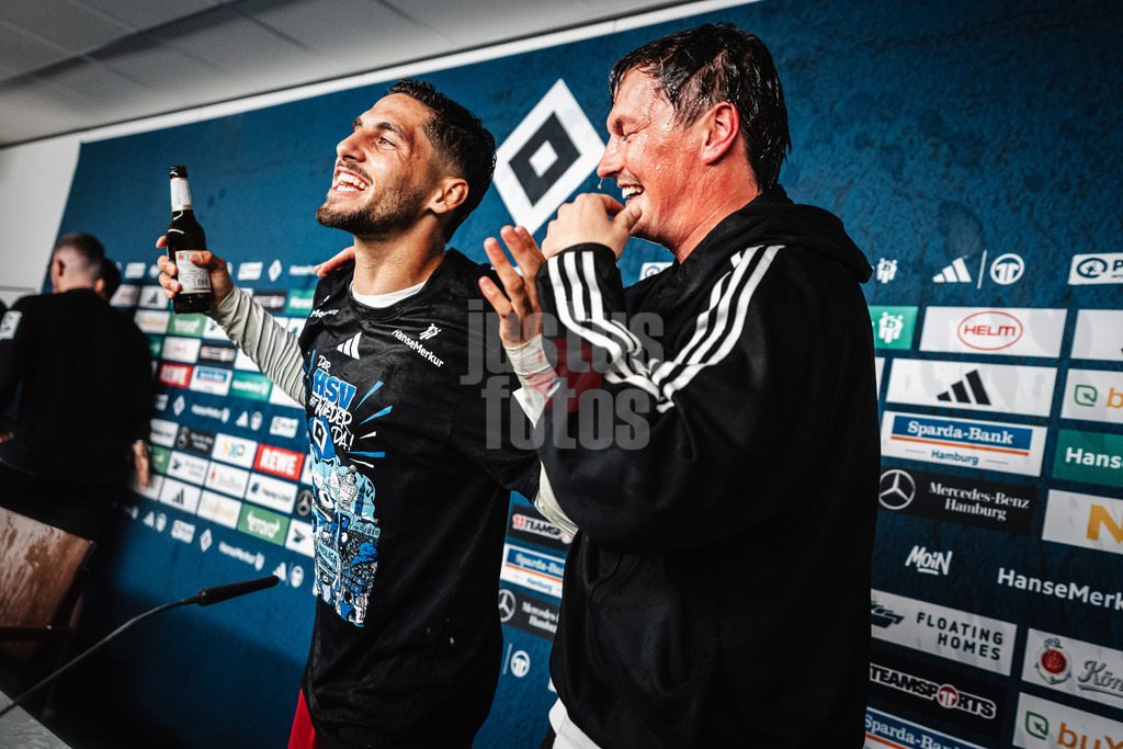 Fußball | Männer | Saison 2024/2025 | 2. Fußball-Bundesliga | 33. Spieltag | Hamburger SV vs. SSV Ulm 1846 | 10.05.2025 | Trainer Merlin Polzin (HSV) bekommt während der Pressekonferenz eine Bierdusche von Ludovit Reis (#14, HSV)