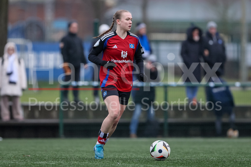 Fussball, Testspiel Frauen, Hamburger SV - 1. FFC Turbine Potsdam | v.li.: Annaleen Böhler (Hamburger SV, 6) am Ball, Freisteller, Einzelbild, Ganzkörper, Aktion, Action, Spielszene