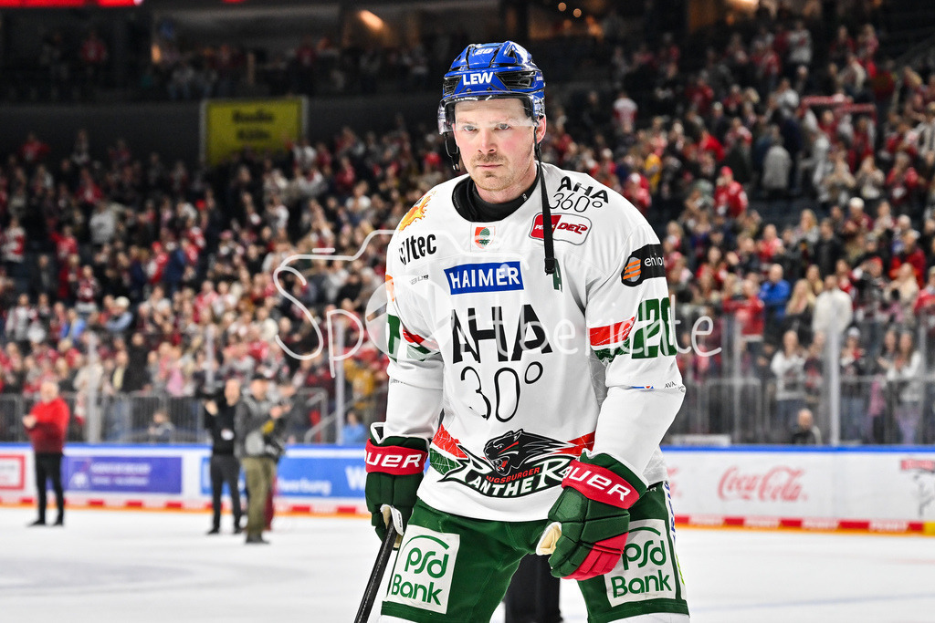 Kölner Haie - Augsburger Panther | KÖLN, DEUTSCHLAND - 04. MÄRZ: die Spieler der Panther bedanken sich bei den mitgereisten Fans nach dem Match zwischen den Kölner Haien und den Augsburger Panthern am 48. Spieltag der Penny DEL in der Lanxess Arena / Cody KUNYK (Augsburger Panther 20)