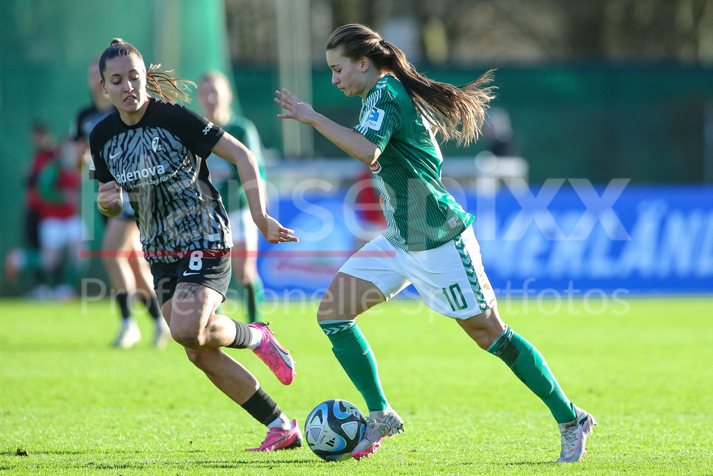 Fussball, Google Pixel Frauen-Bundesliga, SV Werder Bremen - SC Freiburg | v.li.: Selina Vobian (SC Freiburg, 8) und Tuana Mahmoud (geb. Keles, SV Werder Bremen, 10) im Zweikampf, Duell, Dynamik, Aktion, Action, Spielszene, DIE DFB-RICHTLINIEN UNTERSAGEN JEGLICHE NUTZUNG VON FOTOS ALS SEQUENZBILDER UND/ODER VIDEOÄHNLICHE FOTOSTRECKEN. DFB REGULATIONS PROHIBIT ANY USE OF PHOTOGRAPHS AS IMAGE SEQUENCES AND/OR QUASI-VIDEO.