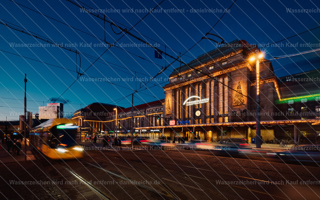 Hauptbahnhof Leipzig im Dezember 2025 mit Weihnachtsbeleuchtung | Hauptbahnhof Leipzig im Dezember 2025 mit Weihnachtsbeleuchtung - Realisiert mit Pictrs.com
