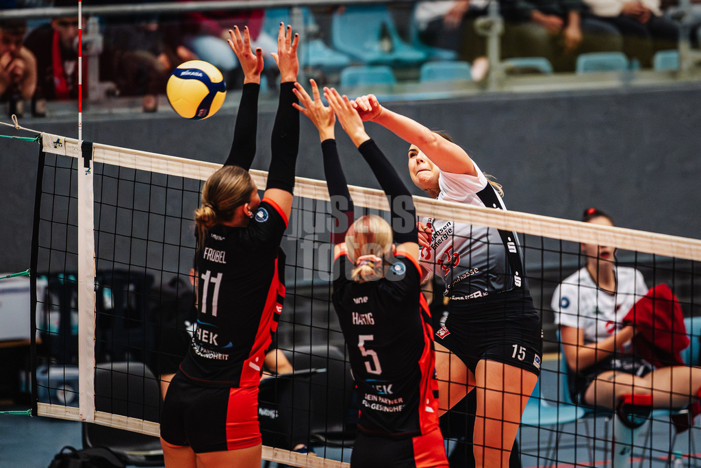 Volleyball | Frauen | Saison 2025/2026 | Volleyball Bundesliga | ETV Hamburger Volksbank Volleys vs. Dresdner SC | 15.11.2025 | rechts Marta Kamelija Levinska (#15, Dresdner SC) beim Angriff gegen links Svea Frobel (#11, ETV Hamburger Volksbank Volleys) und mitte Anna Hartig (#5, ETV Hamburger Volksbank Volleys)
