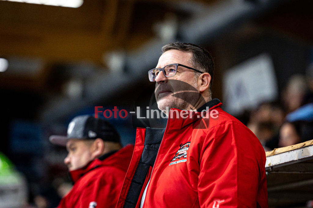 Peißenberg MINERS gegen ESC Geretsried RIVERRATS | Eishockey Bayernliga 2025/26 Vorrunfe, Peißenberg MINERS gegen ESC Geretsried RIVERRATS, 20251019,,2025-10-19 in Peißenberg (flatbuy Arena Peißenberg), Andreas BECHER (MINERS Trainer)Copyright: WolfgangxLindner www.foto-lindner.de