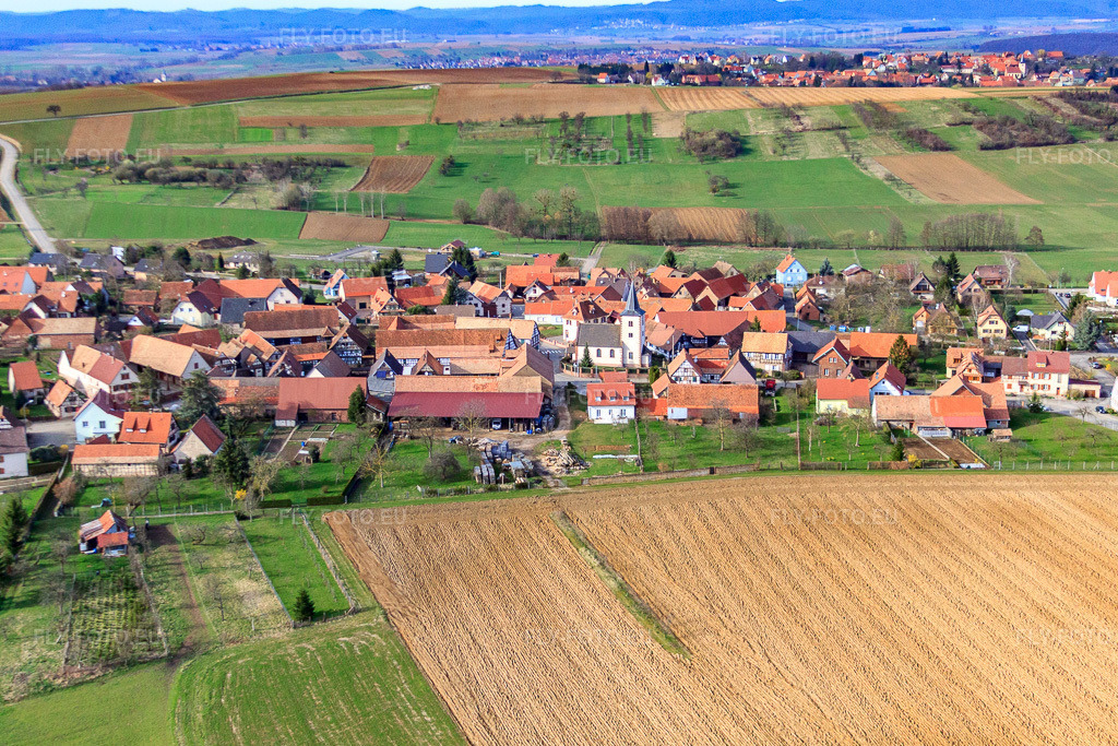 Vue aérienne: Vue de la ville depuis le sud-est à Buswiller dans le département Bas Rhin, France – .Photo: IMG_38613.jpg prise le 20/03/2011 par Werner Riehm/FLY-FOTO.eu – Résolution de l'original: 4640 x 3093 px