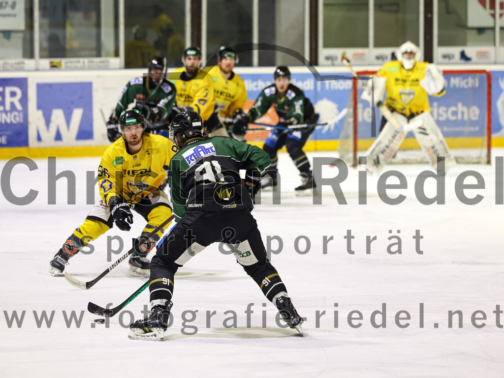 2023-02-10_064_TSV_Erding_gegen_ERSC_Amberg | Erding, Deutschland, 10.02.2023:
Eishockey, Bayernliga Meisterrunde Gruppe B 2022 / 2023, 3. Spieltag, TSV Erding gegen ERSC Amberg, Endergebnis: 6:3

Aron Schwarz (ERSC Amberg, #96), Rudolf Lorenz (Erding Gladiators, #91)

Foto: Christian Riedel / fotografie-riedel.net