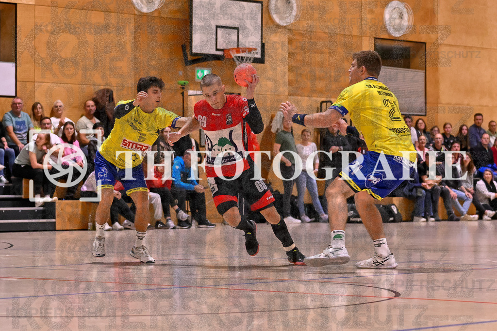 GER, SG Maulburg/Steinen - SG Allensbach/Dettingen, Handball, Landesliga Suedbaden, 2. Spieltag, Saison 2024/2025, 28.09.2024 | Ole Anton Holzkamp (SG Maulburg/Steinen, #69) setzt sich gegen Martin Weissinger (SG Allensbach/Dettingen-Wallhausen, #05) und Luca Wilke (SG Allensbach/Dettingen-Wallhausen, #21) durch.GER, SG Maulburg/Steinen - SG Allensbach/Dettingen, Handball, Landesliga Suedbaden, 2. Spieltag, Saison 2024/2025, 28.09.2024Foto: TH Fotografie/Thomas Hess