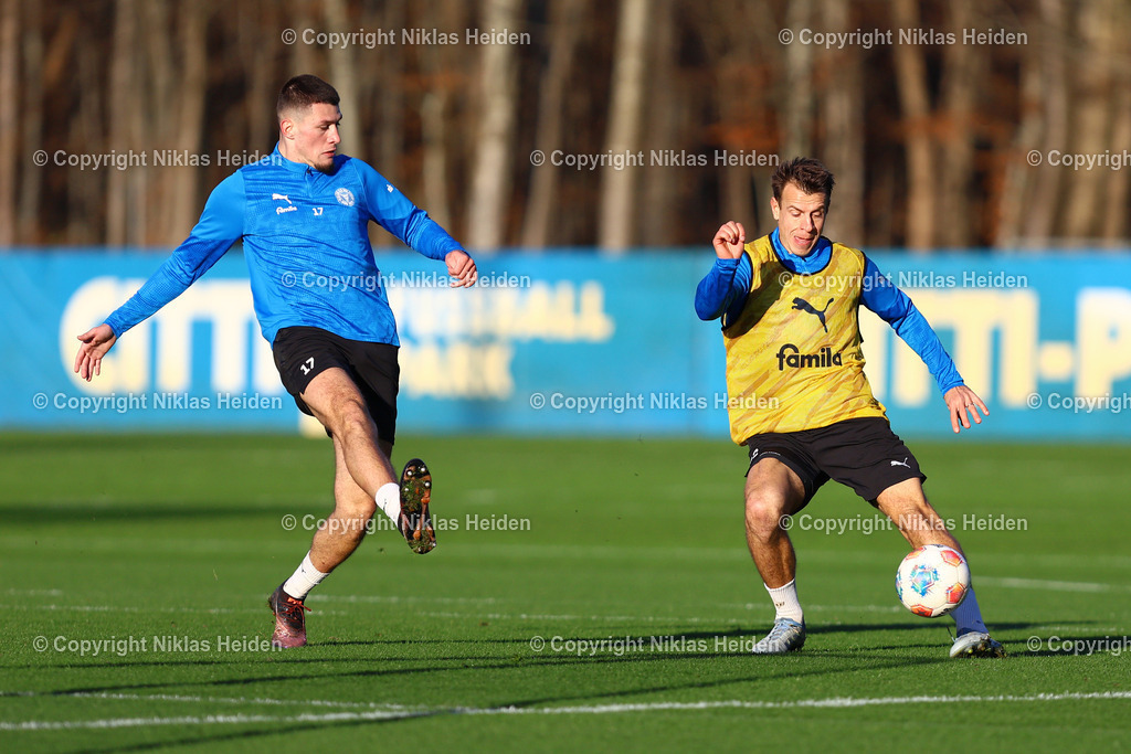 NH_HolsteinKiel_Training_16122025 | #22 Stefan Schwab und #17 Mladen Cvjetinovic (beide Holstein Kiel)Fußball I Herren I Training I Saison 2025-2026 I Holstein Kiel I 16.12.2025 I Citti-Fußballpark