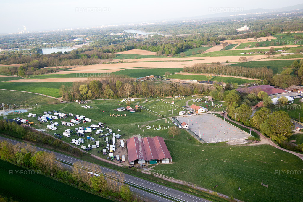 Vue aérienne: Vue de la ville à Neewiller-près-Lauterbourg dans le département Bas Rhin, France. Photo: IMG_078013.jpg prise le 24/04/2015 par Werner Riehm/FLY-FOTO.eu – Résolution de l'original: 5472 x 3648 px