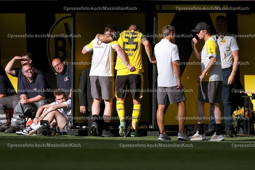 BVB10082501055 | 10.08.2025, Fußball, Borussia Dortmund - Juventus Turin, Testspiel, Signal Iduna Park, Saison 2025 2026: Niklas Süle&nbsp;(BVB #25) himpelt verletzt vom Spielfeld und muss aufgrund der Verletzung medizinisch Behandelt werden.  DFB regulations prohibit any use of photographs as image sequences and or quasi-video.