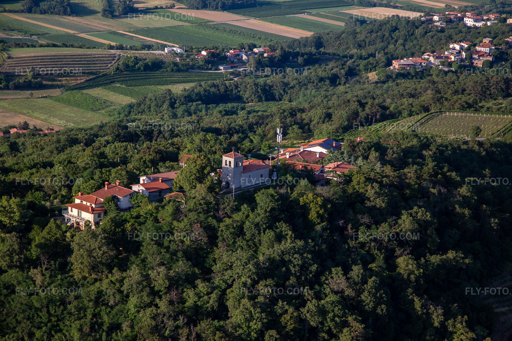 Aerial view: Saint Martin in the district Brje in Ajdovščina in the state Slovenia, Slovenia. – Photo: IMG_137495.jpg taken on 07/14/2023 by Werner Riehm/FLY-FOTO.com – Resolution of the original: 5472 x 3648 px