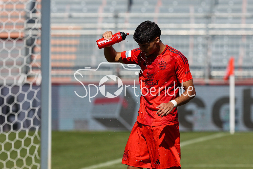 FC Würzburger Kickers - FC Bayern Amateure | Emirhan DEMIRCAN (FC Bayern München II #11) holt sich eine Erfrischung / Wasser / Warm / Hitze / Symbild / Regionalliga Bayern: FC Würzburger Kickers - FC Bayern München II, AKON Arena am 24.08.2024