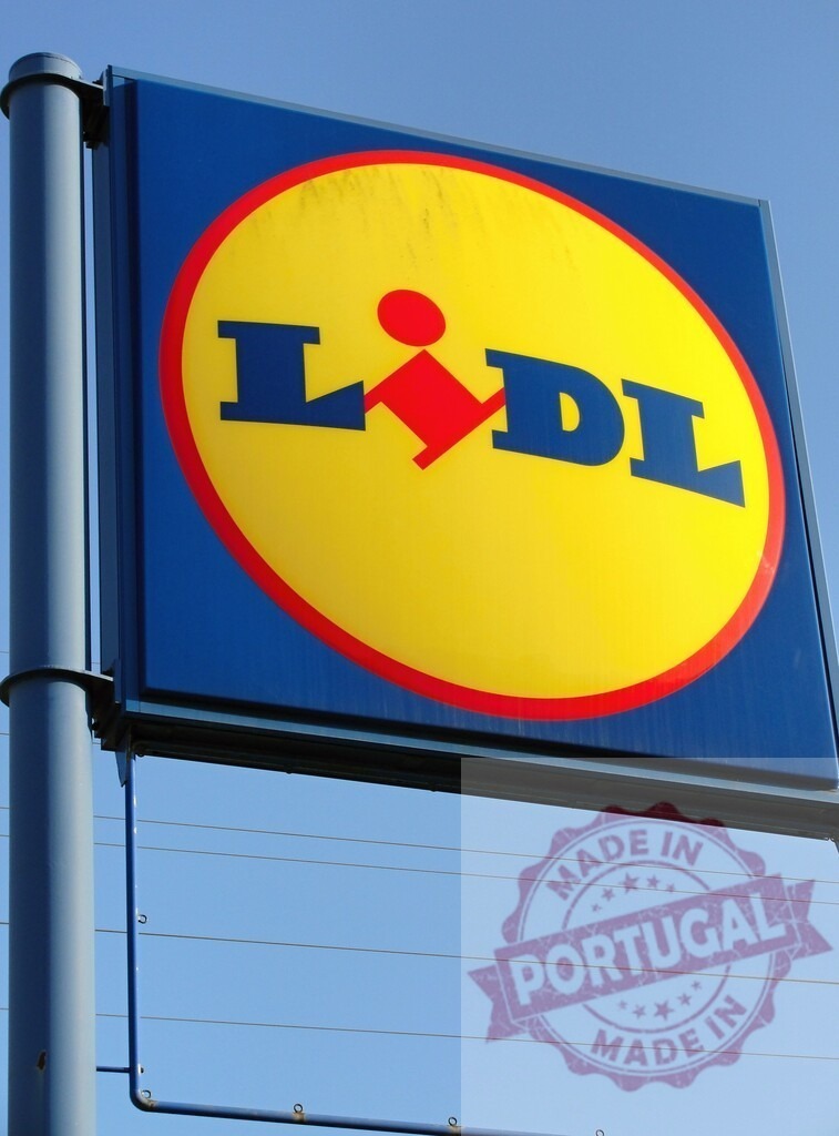 Lidl supermarket sign with corporate logo against blue sky | Lidl corporate logo signage on a pole, displaying brand identity against a clear blue sky - Realisiert mit Pictrs.com