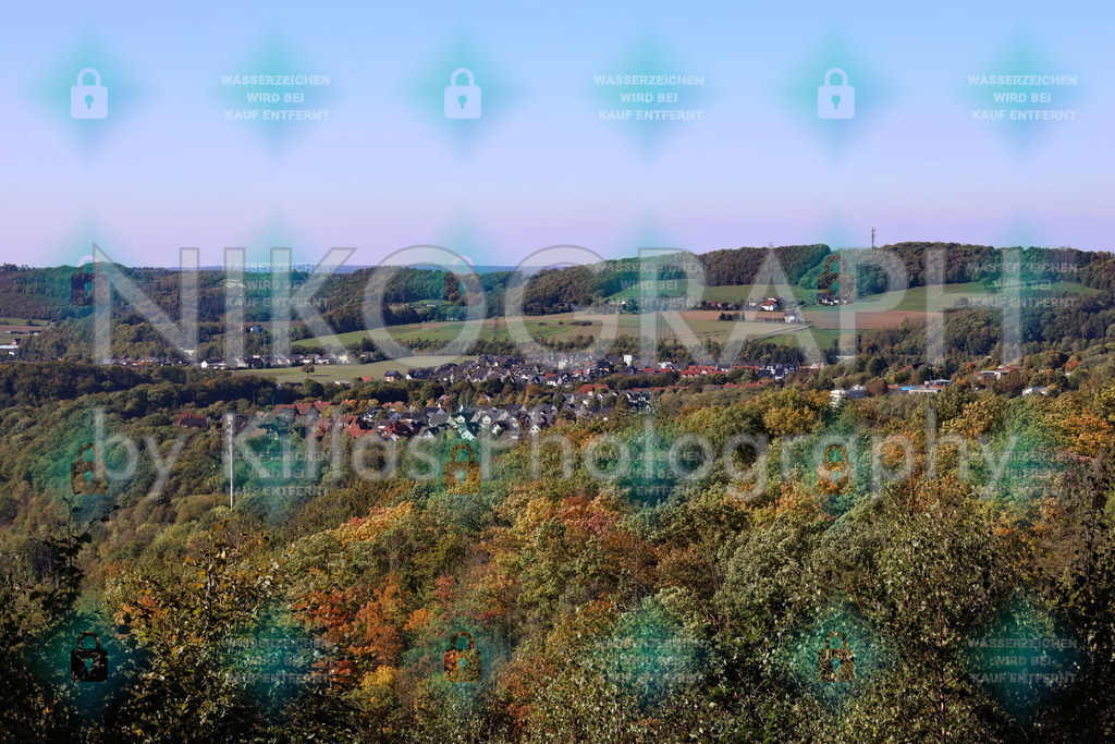 Iserlohn-Dröschede im Herbst | Ein herbstlicher Ausblick auf den Iserlohner Stadtteil Dröschede. Die Häuser sind  in der hügeligen Landschaft des Sauerlandes eingebettet und werden von den umliegenden Feldern und Wäldern eingerahmt.