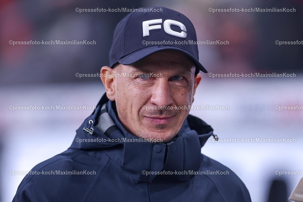 DFB05022502175 | 05.02.2025, Fußball, DFB-Pokal Viertelfinale, Bayer 04 Leverkusen - 1.FC Köln, BayArena, Saison 2024 2025: Trainer Gerhard Struber (Cheftrainer 1.FC Köln)DFB regulations prohibit any use of photographs as image sequences and or quasi-video.