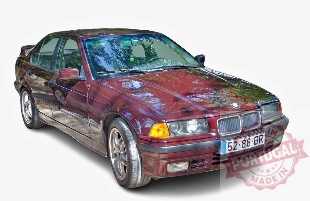 Maroon BMW 3 series e36 sedan car parked on white background | Classic maroon BMW 3 series e36 sedan car parked, isolated on white background - Realisiert mit Pictrs.com