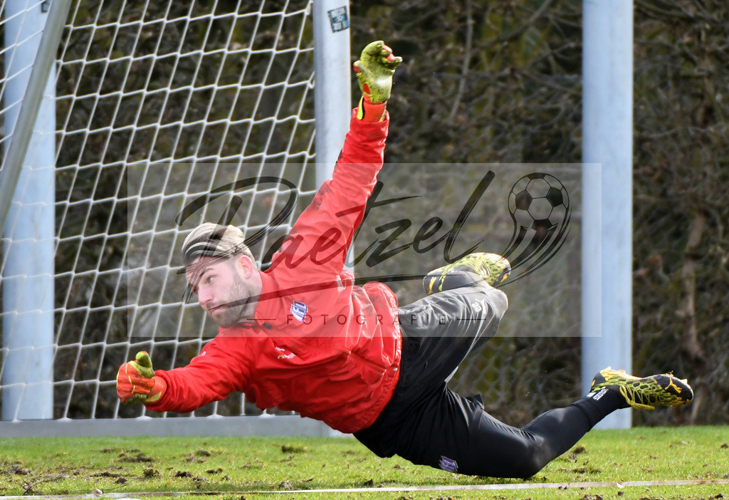 20200221_TRAOSN_0016 | Fussball, Herren: Torhueter Philipp Kuehn (VfL Osnabrueck) schaut waehrend der Trainingseinheit des VfL Osnabrueck im Sportpark Illoshoehe am 21.02.2020 in Osnabrueck, Deutschland. - Realisiert mit Pictrs.com