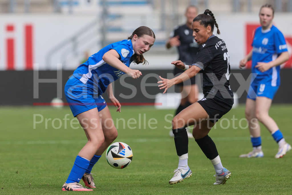 Fussball, DFB-Pokal Frauen, SV Meppen - FC Carl Zeiss Jena | v.li.: Laura Bröring (SV Meppen, 6) und Noemi Gentile (FC Carl Zeiss Jena, 25) im Zweikampf, Duell, Dynamik, Aktion, Action, Spielszene, DIE DFB-RICHTLINIEN UNTERSAGEN JEGLICHE NUTZUNG VON FOTOS ALS SEQUENZBILDER UND/ODER VIDEOÄHNLICHE FOTOSTRECKEN. DFB REGULATIONS PROHIBIT ANY USE OF PHOTOGRAPHS AS IMAGE SEQUENCES AND/OR QUASI-VIDEO.