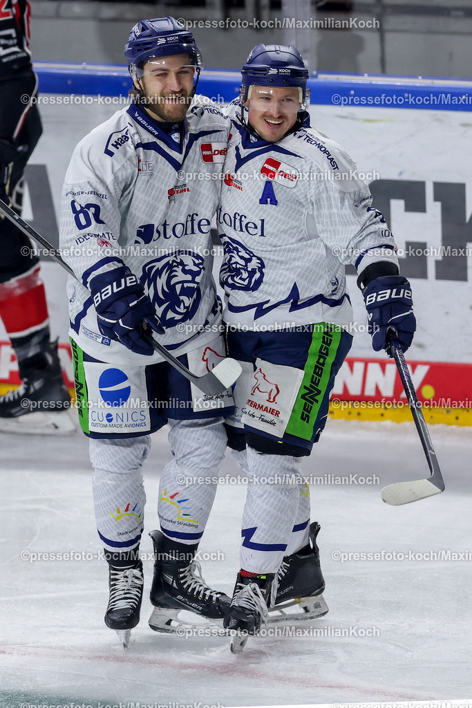 KEC22122401014 | 22.12.2024, Eishockey, DEL, Kölner Haie - Straubing Tigers, Spieltag 29, Lanxess-Arena Köln: Torjubel nach dem 1:0 durch Marcel Brandt (Straubing Tigers #92) zusammen mit JC Lipon (Straubing Tigers #88)