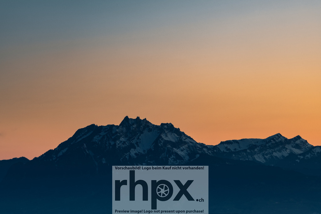 Pilatus Silhouette bei Sonnenuntergang | Profil. Dämmerung. Stille.Die markante Zackenkrone des Hausbergs zeichnet sich scharf gegen das sanfte Farbspiel des Abendhimmels ab. Ein minimalistisches Werk, das die Ruhe der blauen Stunde und die Kraft des Gesteins vereint.Wähle unter "Produktauswahl" dein Wunschformat: Vom klassischen Wandbild über Puzzle &amp; Tassen bis zum digitalen Download (z.B. als Handy-Hintergrund). - Realisiert mit Pictrs.com