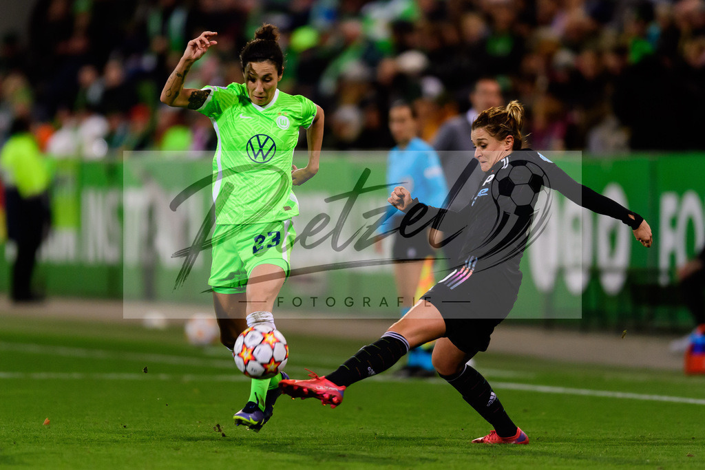 WOBJUV20211118_031 | Fussball, Frauen: Sara Doorsoun (VfL Wolfsburg) und Cristiana Girelli (Juventus FC) im Zweikampf bei dem Spiel der UEFA Women´s Champions League zwischen VfL Wolfsburg und Juventus Turin im AOK-Stadion am 18.11.2021 in Wolfsburg, Deutschland. - Realisiert mit Pictrs.com