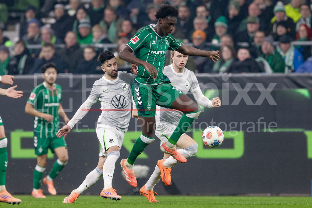 Fussball, Bundesliga, SV Werder Bremen - VfL Wolfsburg | v.li.: Mohammed Amoura (VfL Wolfsburg, 9) und Karim Coulibaly (SV Werder Bremen, 31) im Zweikampf, Duell, Dynamik, Aktion, Action, Spielszene, DIE DFL-RICHTLINIEN UNTERSAGEN JEGLICHE NUTZUNG VON FOTOS ALS SEQUENZBILDER UND/ODER VIDEOÄHNLICHE FOTOSTRECKEN. DFL REGULATIONS PROHIBIT ANY USE OF PHOTOGRAPHS AS IMAGE SEQUENCES AND/OR QUASI-VIDEO.