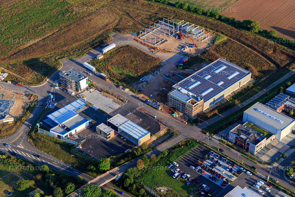 Luftbild: Gewerbegebiet Carl-Bosch-Straße mit Baustelle für Neubau von Caratec GmbH im Ortsteil Queichheim in Landau im Bundesland Rheinland-Pfalz in Deutschland. Foto: IMG_103231.jpg vom 03.09.2017 durch Werner Riehm/FLY-FOTO.deCaratec GmbH