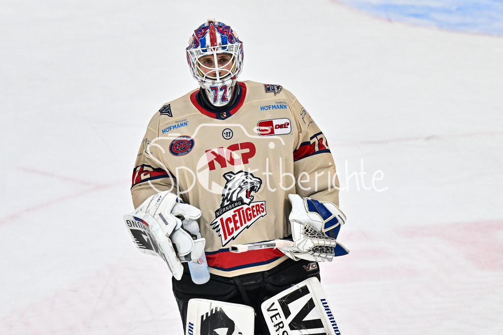 ERC Ingolstadt - Nuernberg Ice Tigers | Ein trauriger Leon HUNGERECKER (Nuernberg Ice Tigers 72) nach der Partie in Ingolstadt / Einzelfoto / Freisteller / DEL: ERC Ingolstadt - Nuernberg Ice Tigers, Saturn-Arena am 26.03.2025