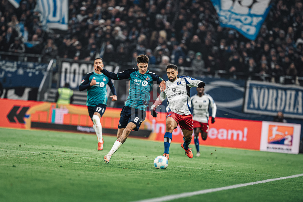 Fußball | Männer | Saison 2024/2025 | 2. Fußball-Bundesliga | 18. Spieltag | Hamburger SV vs. 1. FC Köln | 18.01.2025 | v.l. Denis Huseinbasic (#8, 1. FC Köln) und Immanuel Pherai (#10, HSV)