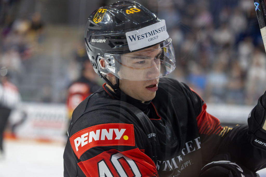 Eishockey-Länderspiel Deutschland gegen USA in Mannheim (letztes Vorbereitungsspiel vor der WM in der Schweiz) | Eishockey-Länderspiel Deutschland gegen USA in Mannheim (letztes Vorbereitungsspiel vor der WM in der Schweiz)***Alexander Ehl (40, Deutschland) - Realisiert mit Pictrs.com