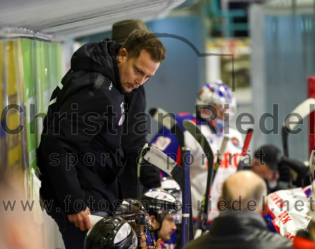 2023-11-03_064_TSV_Erding_gegen_ESC_Dorfen | Erding, Deutschland, 03.11.2023:
Eishockey, Bayernliga Vorrunde 2023 / 2024, 6. Spieltag, TSV Erding gegen ESC Dorfen, Endergebnis: 11:3

Trainer Timo Borrmann (ESC Dorfen)

Foto: Christian Riedel / fotografie-riedel.net